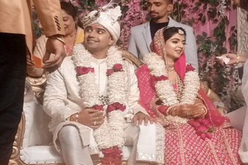 কীর্তি চক্র পুরস্কার হাতে পুরনো দিনের কথা বলে চলেন স্মৃতি, “ইঞ্জিনিয়ারিং কলেজের প্রথম দিন আমাদের দেখা হয়েছিল। আর প্রথম দেখাতেই প্রেমে পড়ে গিয়েছিলাম। একমাস পর আর্মড ফোর্সেস মেডিক্যাল কলেজে সুযোগ পান অংশুমান। বরাবরই অত্যন্ত মেধাবী ছিলেন। তারপর দীর্ঘ ৮ বছর লং ডিসট্যান্স রিলেশনশিপে কাটিয়েছি আমরা। তারপর ঠিক করি, এবার আমাদের বিয়ে করা উচিত”। স্মৃতি বলেন, “বিয়ের দুই মাসের মধ্যেই সিয়াচেনে পোস্টিং হয় অংশুমানের। ১৯ জুলাই সকালে তাঁর শহিদ হওয়ার খবর পাই। আমি এখনও এই দুঃখ কাটিয়ে ওঠার চেষ্টা করছি। মনে মনে ভাবছি এটা সত্যি নয়। কিন্তু এখন আমার হাতে কীর্তি চক্র সম্মান। আর এটাই সত্যি। তিনি নায়ক। আমরা আমাদের জীবনকে কিছুটা চালিয়ে নিয়ে যেতে পারি। তিনি তাঁর জীবন অন্য তিনটি পরিবারকে বাঁচানোর জন্য উৎসর্গ করেছেন”।