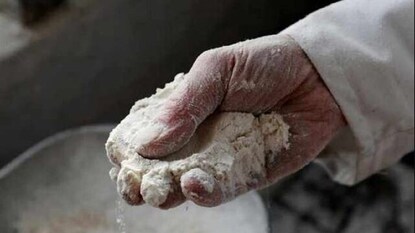 আটায় মেশানো হচ্ছিল ভেজাল৷ প্রতীকী ছবি, রয়টার্স৷ আটায় মেশানো হচ্ছিল ভেজাল৷ প্রতীকী ছবি, রয়টার্স৷