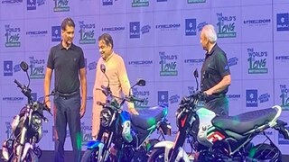 ফ্রিডম ১২৫ মডেলের বাজাজের এই বাইক পেট্রলের পাশাপশি সিএনজি-তেও চলবে৷ 