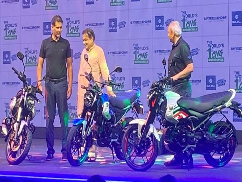 শুধু ইলেকট্রিক বাইক নয়, বাজারে এসেছে সিএনজি বাইকও। বাজাজের তৈরি ফ্রিডম ইতিমধ্যেই বেশ প্রচার পেয়েছে। জ্বালানির খরচ তেলের তুলনায় কম হলেও ইলেকট্রিক বাইকের মতো কম নয়। প্রতীকী ছবি।