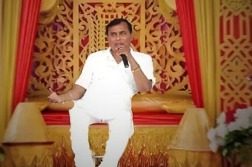 News18-এর কাছে দীপক বলেন যে, করোনা-কালে ভোলে বাবার দরবার হত না। এমনকী, তিনি কাউকে দর্শনও দিতেন না। কিন্তু যখন করোনার প্রভাব শেষ হয়, তখন রাজস্থানের দৌসায় বাবার দরবারের খবর পান তিনি। কিন্তু সেখানে পৌঁছে দর্শনের পরে তাঁর স্ত্রী সঞ্জুর শরীর খারাপ করতে শুরু করে। পাশে বসে থাকা মহিলাকে সঞ্জু বলেছিলেন যে, তাঁর খুব গরম লাগছে এবং সঙ্গে অস্বস্তিও হচ্ছে। তখন ওই মহিলা সঞ্জুকে বাইরে নিয়ে আসেন। সঙ্গে সঙ্গে অচৈতন্য হয়ে পড়েন তিনি। এরপরে সকলে সঞ্জুর স্বামীর খোঁজ করে তাঁকে গিয়ে বলেন।