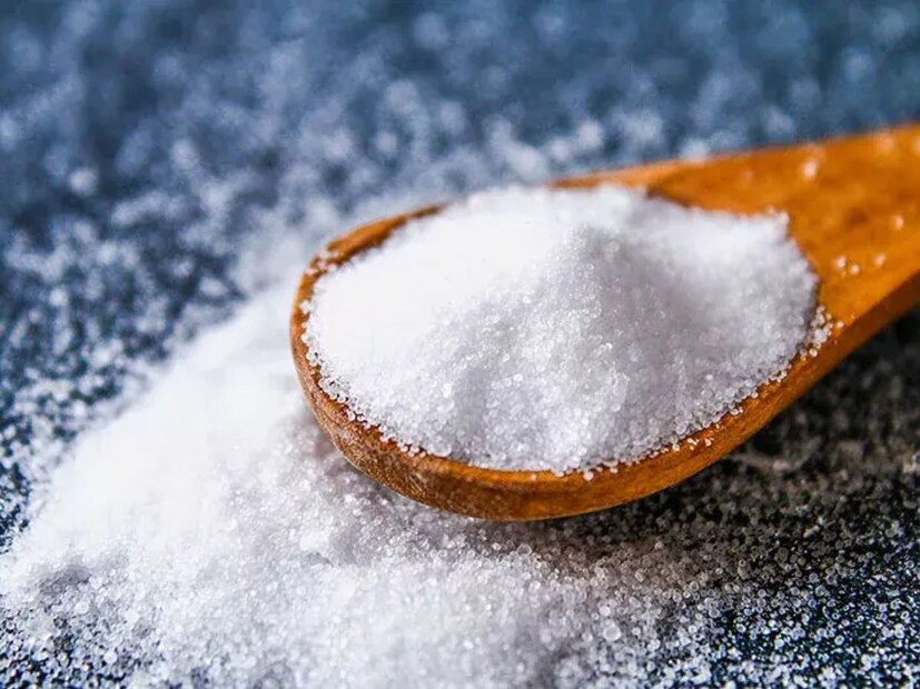 উচ্চ রক্তচাপ নিয়ন্ত্রণ করতে, রাশ টানতে হবে নুন খাওয়ায়। প্রতিদিন ১ চামচ বা তারও কম লবণ খাওয়া উচিত। জাঙ্ক ফুডে প্রচুর পরিমাণে লবণ থাকে, তাই জাঙ্ক ফুড এড়িয়ে চলতে হবে।