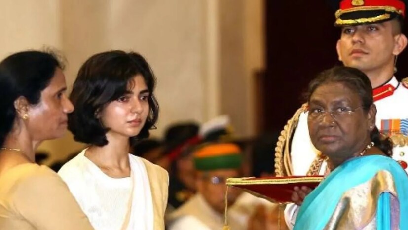 সোশ্যাল নেটওয়ার্কিং সাইট এক্সের একটি পোস্টে রাষ্ট্রপতি মুর্মুকে বলতে শোনা যাচ্ছে, নিজের কথা না ভেবে আগুন থেকে সহকর্মীদের বাঁচানোর জন্য সাহসিকতা ও সংকল্প দেখিয়েছেন ক্যাপ্টেন অংশুমান সিং।