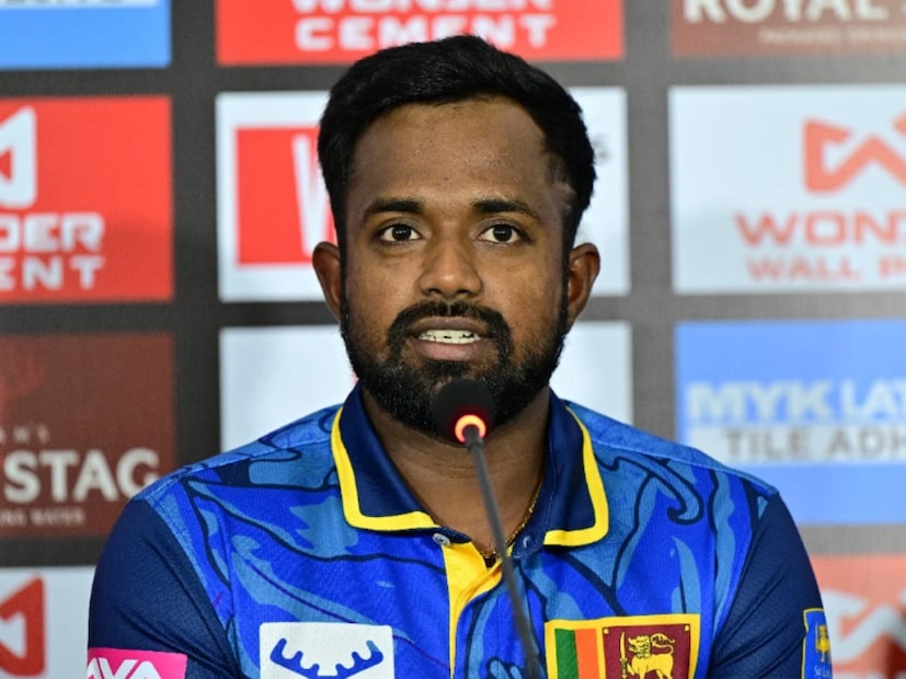 আর সবথেকে বড় খবর হল ভারত-শ্রীলঙ্কা সিরিজে ফের হল অধিনায়ক বদল। শ্রীলঙ্কার একদিনের ক্রিকেট দলের অধিনায়ক বদল করল সে দেশের বোর্ড। কুশল মেন্ডিসকে সরিয়ে চারিথ আসালঙ্কাকে নেতৃত্ব দিল লঙ্কান বোর্ড। টি-২০ সিরিজেও দলকে নেতৃত্ব দিয়েছিলেন আসালঙ্কা।