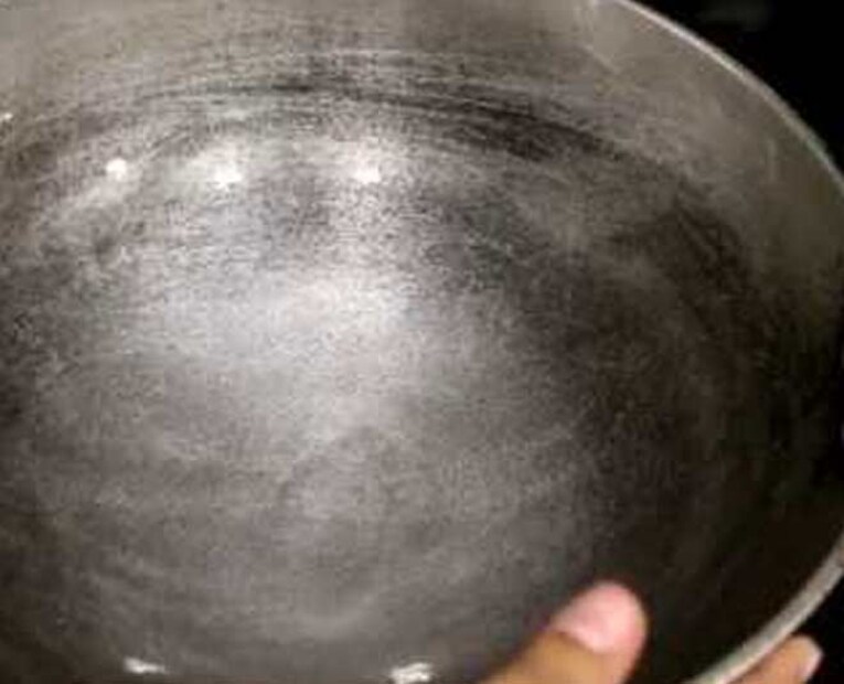 কড়াই:রান্নাঘরে কড়াই কখনওই উল্টো করে রাখতে নেই। এই কাজটি করলে দারিদ্র কখনওই পিছু ছাড়ে না। তাই রান্নার পর কড়াই সব সময় সোজা করে বা ঝুলিয়ে রাখাই শ্রেয়। প্রতীকী ছবি