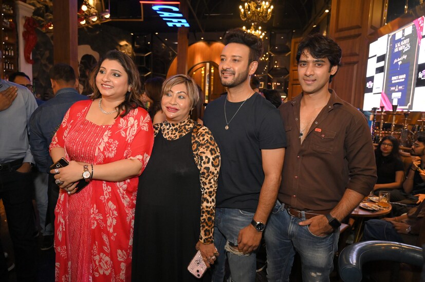 পার্টিতে উপস্থিত ছিলেন একাধিক তারকা। কেক কেটে অনুষ্ঠানের সূচনা করেছেন কলাকৃতি অ্যাওয়ার্ডস প্রেজেন্টার ও কিউরেটর তথা উড়ান গ্রুপের সিইও রিঙ্কি অমর, এই ইভেন্টের প্রেজেন্টিং স্পনসর্স অজয় শর্মা, জিএসএম গ্রুপের মিস্টার ও মিসেস আগরওয়াল, স্বভূমি এন্টারটেনমেন্ট গ্রুপের বিখ্যাত চিকিৎসক ডা. প্রবীর ভৌমিক প্রমুখেরা। 