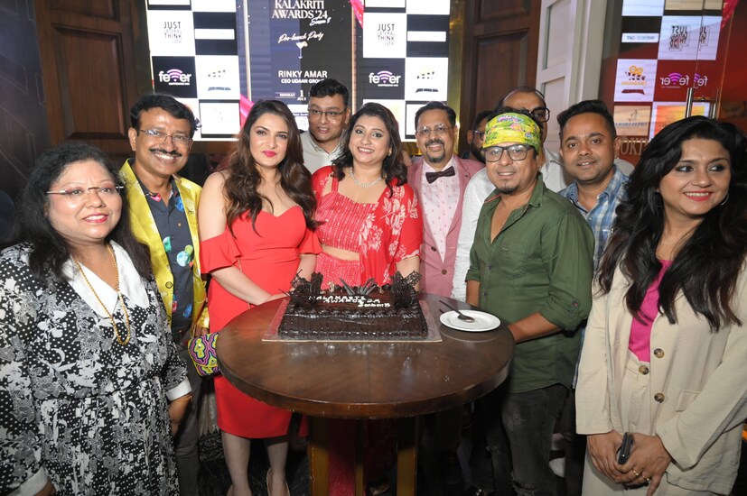 ইতিমধ্যেই অনুষ্ঠিত হয়ে গিয়েছে কার্টেন রেজার পার্টি। দক্ষিণ কলকাতার এক ক্যাফেতে আয়োজন করা হয়েছিল জমকালো এই পার্টির। ছিল এলাহি ককটেল এবং ডিনারের আয়োজন। 