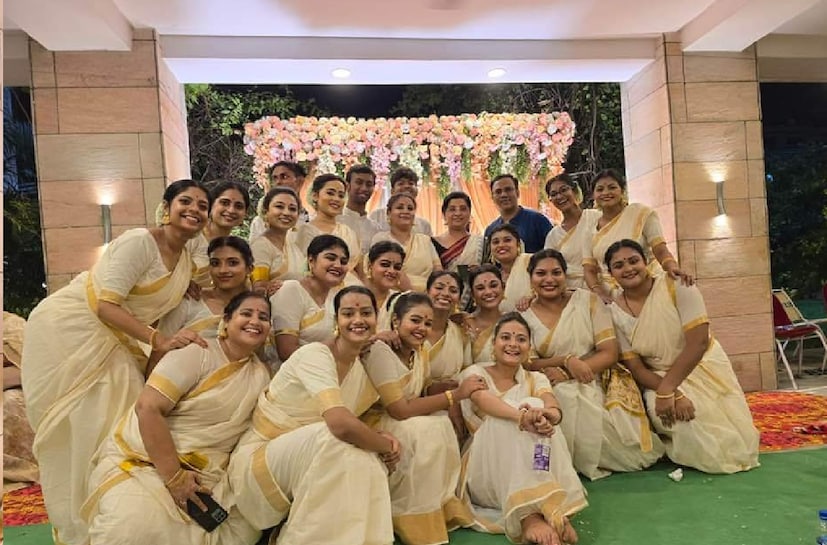 বেহালার ডায়মন্ড সিটি অ্যাপার্টমেন্টের ফ্ল্যাটে সই-সাবুদ সারেন স্নেহাশিস-অর্পিতা। সেই অনুষ্ঠানে তেমনভাবে জাঁকজমক ছিল না। অত্যন্ত ঘরোয়া আবহে বিয়ের অনুষ্ঠান হয়। তবে ডোনা-সৌরভের দেখা পাওয়া যায়নি।