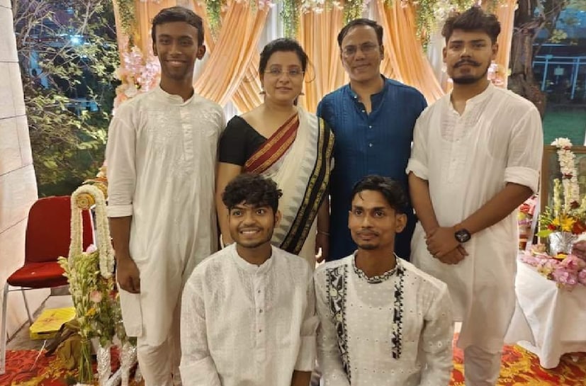 সৌরভ-স্নেহাশিসের মা নিরূপা গঙ্গোপাধ্যায়ের শরীর ভাল নেই। তাই তিনি বিয়েতে থাকতে পারেননি। তবে ডোনা থাকতে পারেননি অন্য কারণে।