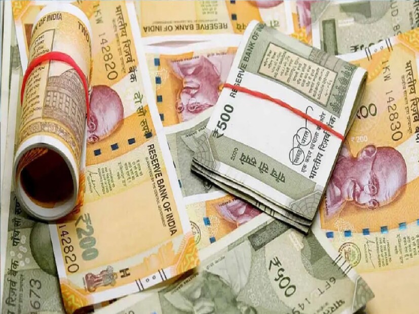 *মাশরুম দিয়ে তৈরি আচার, পাঁপড় ও বড়ির মতো নানা স্বাদের খাদ্যসামগ্রী তৈরি করে সেটা বিক্রি করুন। মাশরুম চাষ বর্তমান যুগে মহিলাদের জন্য একটি অত্যন্ত লাভজনক উদ্যোগ হতে পারে কারণ দেশ এবং বিদেশ উভয় বাজারেই তার চাহিদা দারুন রয়েছে। ফাইল ছবি। 