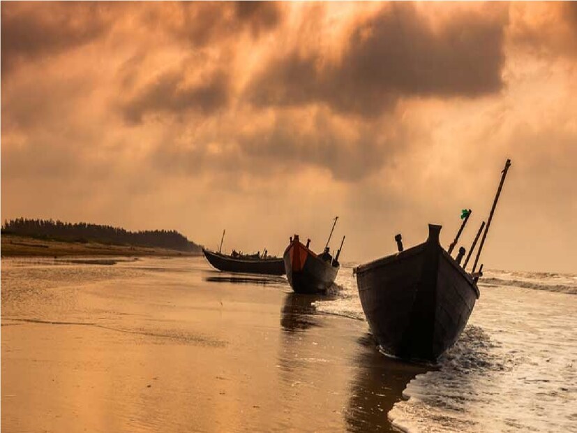 মঙ্গলবার ভারী বৃষ্টি অর্থাৎ ১০০ মিলিমিটার পর্যন্ত বৃষ্টি হতে পারে হুগলি, পূর্ব বর্ধমান, এবং পূর্ব ও পশ্চিম মেদিনীপুরে। কলকাতা-সহ দক্ষিণবঙ্গের সব জেলাতেই বজ্রবিদ্যুৎ-সহ হালকা থেকে মাঝারি বৃষ্টির সম্ভাবনা।