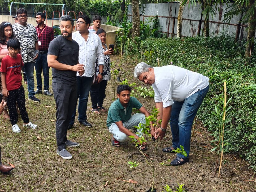 প্রকৃতি এবং মানব সমাজকে একসুতোয় বেঁধে রাখে গাছ। তাই বৃক্ষরোপণ অভিযান সিদ্ধা গ্রুপের প্রাথমিক কর্মসূচির অংশ হয়ে উঠেছে। গত কয়েক বছর ধরেই একটানা এবং সফলভাবে এই কর্মসূচির আয়োজন করে চলেছে তারা। ইতিমধ্যেই ২০১২ থেকে ২০১৫ সালের মধ্যে ৫০ হাজার গাছ রোপণের রেকর্ড রয়েছে সিদ্ধা গ্রুপের ঝুলিতে। 