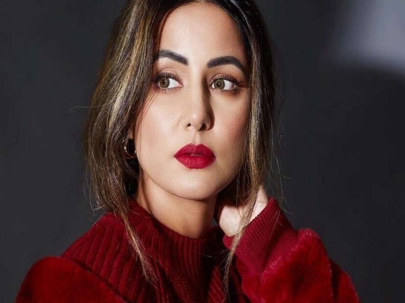 প্রতিকূল পরিস্থিতিতেও অভিনেত্রীর মুখের হাসি অটুট। সকলকে মানসিক ভাবে শক্তিশালী থাকার আর্জি জানিয়ে তিনি বলেন, “আল্লাহ আমাদের সকলকে প্রচুর শক্তি দিন।” প্রসঙ্গত গত ২৮ জুন স্টেজ থ্রি স্তন ক্যানসারে আক্রান্ত হওয়ার কথা ঘোষণা করেছিলেন ‘ইয়ে রিশতা ক্যয়া কেহলাতা হ্যায়’ খ্যাত অভিনেত্রী। এই হৃদয়বিদারক খবর ভাগ করে নিয়ে একটি আবেগঘন নোটও লিখেছিলেন হিনা। ভক্তদের আশ্বস্ত করে জানিয়েছিলেন যে, তিনি ভালই আছেন।
