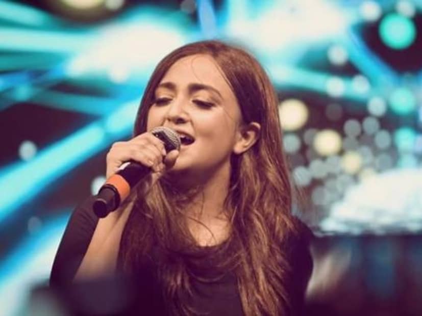 মোনালি ঠাকুর আজ বলিউডের সেরা গায়িকাদের মধ‍্যে অন‍্যতম। ২০০৫ সালে রিয়‍্যালিটি শো 'ইন্ডিয়ান আইডল সিজন ২'-এর শীর্ষ ১০-এ স্থান করে নেন। তবে, তারপর তিনি তাঁর গানের দক্ষতা দেখিয়ে ২০০৮ সালে 'রেস' ছবির জন্য 'জারা-জারা টাচ মি' গানটি গেয়ে সবার মন জয় করেছিলেন। এই গানের পর 'সাওয়ার লু', 'মোহা মোহা কে'-এর মতো সুপারহিট গান গেয়ে বলিউডে নিজের আলাদা নাম তৈরি করেন মোনালি। 
