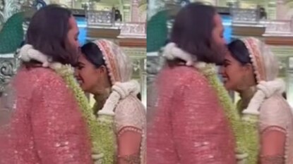 রাধিকাকে আদুরে চুম্বন অনন্তের রাধিকাকে আদুরে চুম্বন অনন্তের