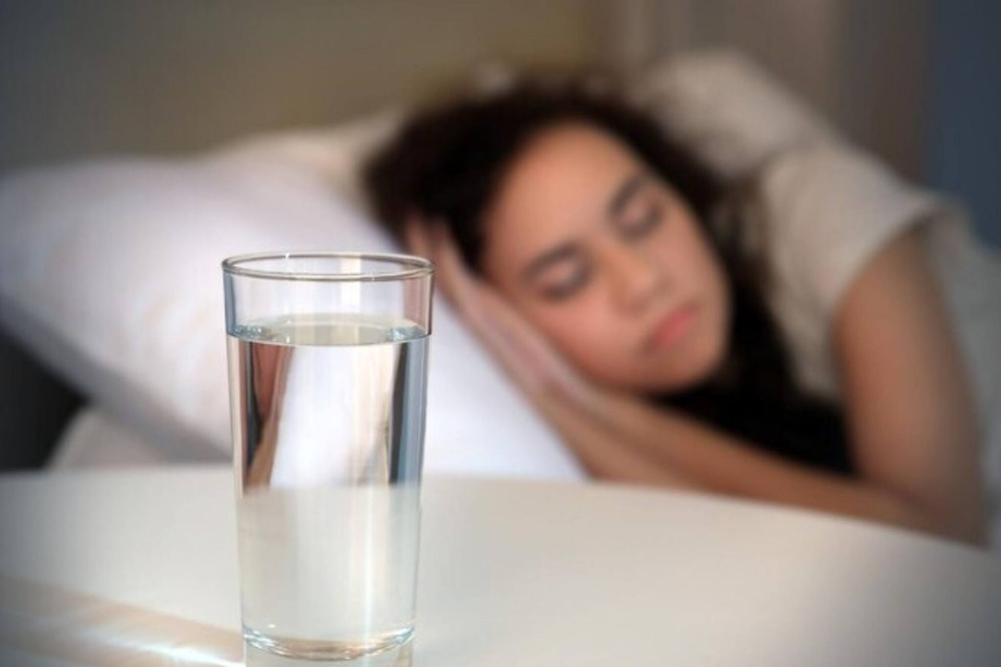 চরম সর্বনাশ...! ঘুমানোর সময় বিছানার পাশে জলের বোতল রাখছেন? জীবনে ঘোর অমঙ্গল