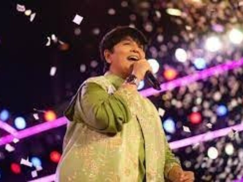 বর্তমানে তিনি গুজরাতি গান বেশি করেন। 'ডান্ডিয়া ক্যুইন' নামে পরিচিত ফাল্গুনী পাঠক ১৯৮৭ সালে তাঁর কর্মজীবন শুরু করেন। গত কয়েক বছরে, তিনি গুজরাতি সঙ্গীতের ঐতিহ্যবাহী শৈলীর উপর আধিপত্য নিয়ে নিজেকে সেরা গায়কদের একজন হিসাবে প্রতিষ্ঠিত করেছেন। 
