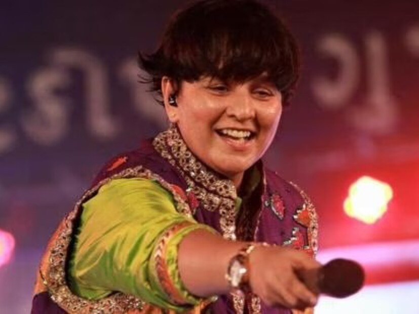 ফাল্গুনী পাঠক  'ইয়াদ পিয়া কে আনা লাগি', 'চুরি জো খানকে হাতোঁ মে'-এর মতো গান দিয়ে নিজের পরিচয় তৈরি করেছেন, তিনি তার লুকের জন্যও খবরে রয়েছেন। ৫৫ বছর বয়সী ফাল্গুনী কেন এখনও বিয়ে করেননি? কখনও কি প্রেমে পড়েননি তিনি?  সম্প্রতি এমন অনেক প্রশ্নের উত্তর দিয়েছেন তিনি।