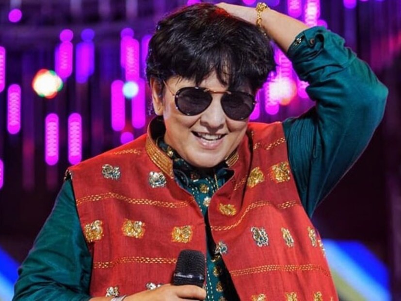 করিশ্মা যখন তাঁকে প্রশ্ন করেন, ব্যক্তিগত জীবনে কারও সঙ্গে তাঁর কোনও আসক্তি নেই? এর প্রশ্নের খুবই বুদ্ধিদীপ্ত উত্তর দিয়েছেন গায়িকা। তিনি বলেন, গান আমার হৃদয়ের সবচেয়ে কাছের। সঙ্গীতই একমাত্র জিনিস যার প্রতি আমি সবচেয়ে বেশি আসক্ত। ফাল্গুনী আরও বলেন, আমি গান ছাড়া কিছুই জানি না। তিনি বলেন, ছোটবেলা থেকেই এটা আমার সঙ্গে আছে এবং সারাজীবন এর সঙ্গে যুক্ত থাকব।