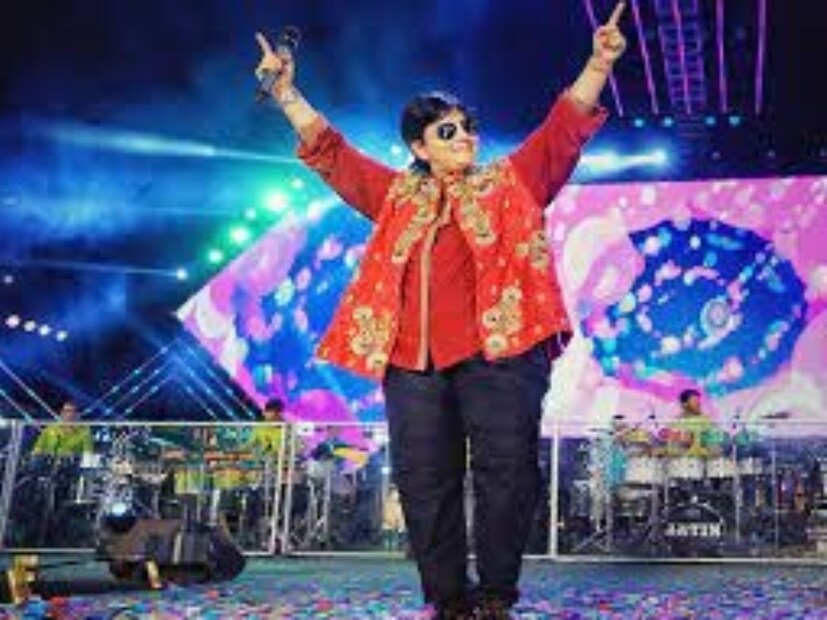তিনি আরও বলেন, এখন পর্যন্ততিনি গান ছাড়া অন্য কিছুকে পাত্তা দেননি। করিশ্মা তাঁর ব্যক্তিগত জীবন সম্পর্কে জানতে চাইলে ফাল্গুনী পাঠক বলেছিলেন যে আমি ব্যক্তিগত জীবন নিয়ে চিন্তা করি না। কারণ  বাবা-মা আমার যত্ন নেওয়ার জন্য আছেন, অন্যথায় আমি নিজের যত্ন নিতাম।