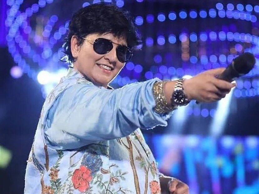 ফাল্গুনী বলেন, আমি গানকে এতটাই ভালবাসতাম যে অন্য কিছু নিয়ে ভাবার সুযোগ পাইনি। এই কারণেই আজ পর্যন্ত আমি অবিবাহিত। একই সময়ে ফাল্গুনী পাঠক তার টম বয় লুক নিয়েও কথা বলেছেন। তিনি বলেন, বাবা-মায়ের আশা ছিল চার মেয়ের পর একটি ছেলে হবে। এটা যখন হতে পারেনি, তখন ছোটবেলা থেকেই ছেলেদের মতো জীবনযাপন শুরু করেন ফাল্গুনী।