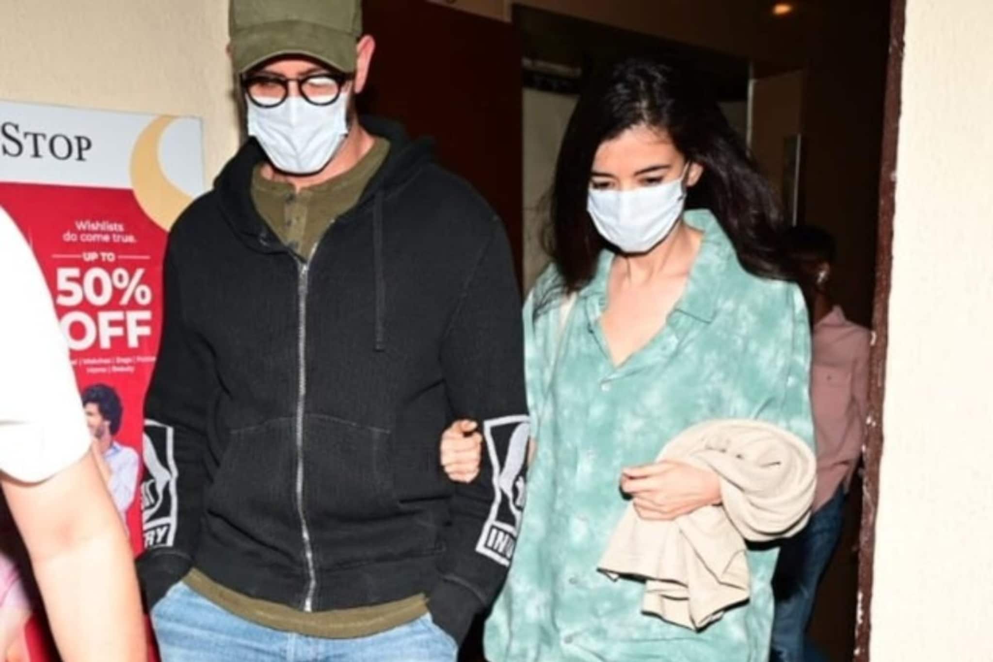 বিচ্ছেদকে বুড়ো আঙুল! হাঁটুর বয়সী সাবার সঙ্গে রোম্যান্টিক মুভি ডেটে হৃতিক