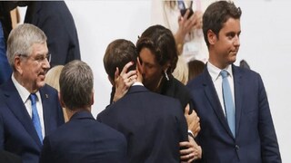 ফরাসি প্রেসিডেন্ট ম্যাকরনের সঙ্গে দেশের ক্রীড়া মন্ত্রীর এই ছবিই ভাইরাল৷ ছবি- এএফপি