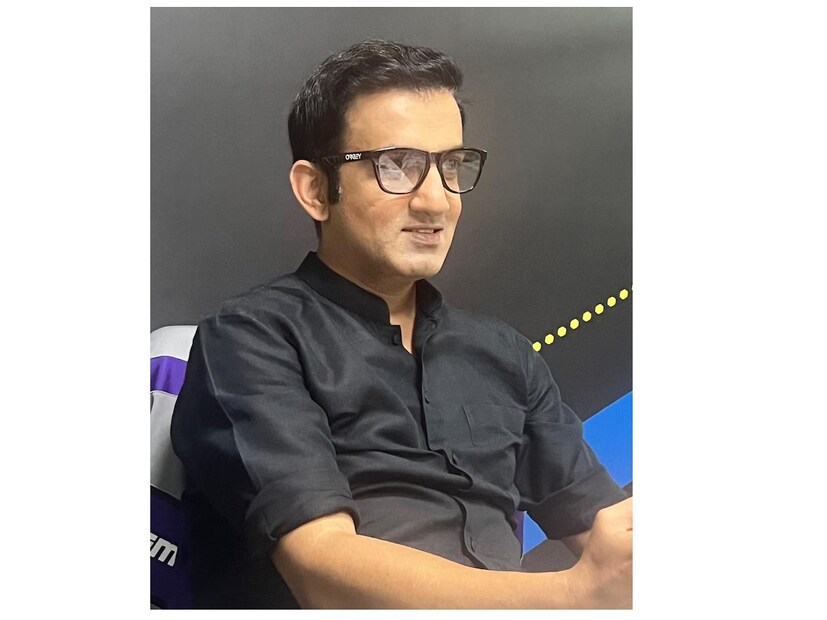 এরপরই গম্ভীর নিজের একটি অভিজ্ঞতা শেয়ার করেন। বলেন,&quot;মার স্ত্রী নিজের মায়ের বাড়ি গিয়েছিল। রাতে আমার খুব খিদে পেলে কিচেনে গিয়ে কিছু ফল রয়েছে। কিন্তু তা খাওয়ার জন্য চামচ দরকার। আমি ৩০ মিনিট ধরে খুঁজেও চামচ পাইনি।&quot;