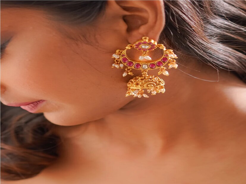 কানের দুল হারিয়ে যাওয়ার অর্থ হল, কোনও খারাপ খবর আসতে চলেছে। বিশেষ করে সোনার কানের দুল হারিয়ে যাওয়া অত্যন্ত খারাপ বলে মনে করা হয়। Photo- Representative 