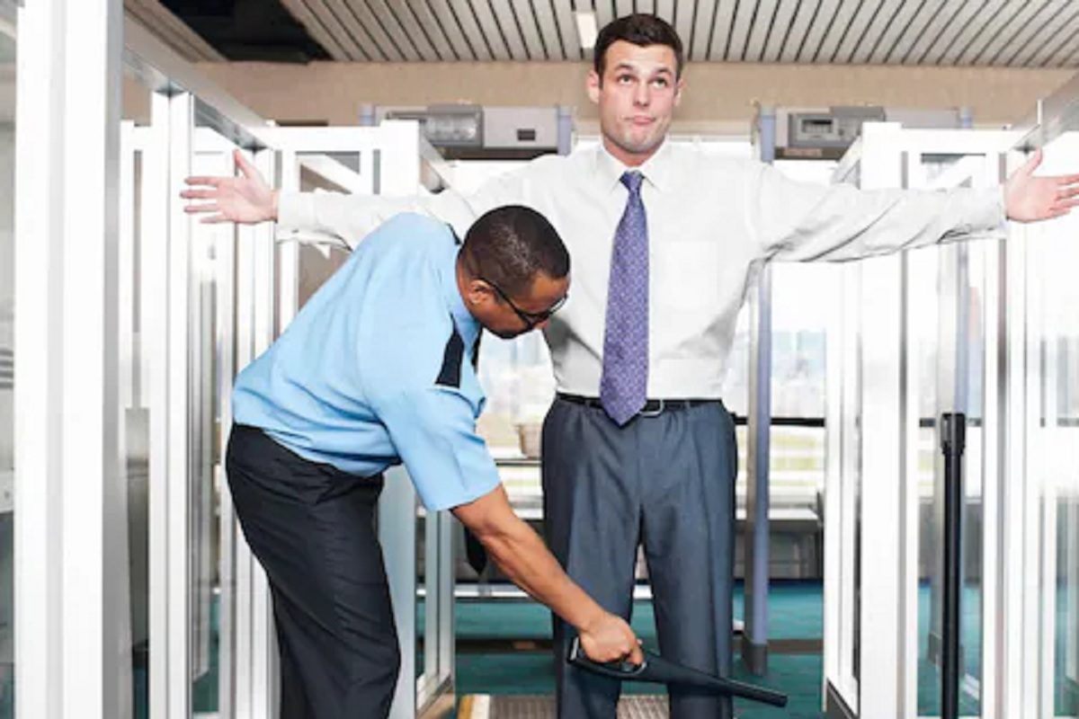 বিমানবন্দরে ঘন রেশমি চুলের এক ব্যক্তি, সন্দেহ হওয়ায় জেরা শুরু, তারপর কী ঘটল? বিমানবন্দরে ঘন রেশমি চুলের এক ব্যক্তি, সন্দেহ হওয়ায় জেরা শুরু, তারপর কী ঘটল?