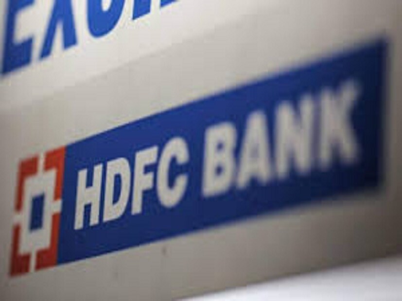ইউটিলিটি পেমেন্ট: ১ অগাস্ট থেকে ৫০ হাজার টাকার উপর ইউটিলিটি পেমেন্ট ১ শতাংশ হারে চার্জ কাটবে এইচডিএফসি ব্যাঙ্ক। সর্বোচ্চ চার্জ ৩ হাজার টাকা। তবে বিমা বা স্কুল, কলেজের টাকা মেটানোর ক্ষেত্রে এই চার্জ লাগু হবে না। বিলম্বিত অর্থপ্রদান এবং সহজ ইএমআই চার্জের জন্যও ফি বৃদ্ধি করতে চলেছে এইচডিএফসি ব্যাঙ্ক। গ্রাহকদের যথাযথ পরিষেবা দেওয়ার লক্ষ্যেই এই পরিবর্তন করা হচ্ছে বলে জানিয়েছে ব্যাঙ্ক।