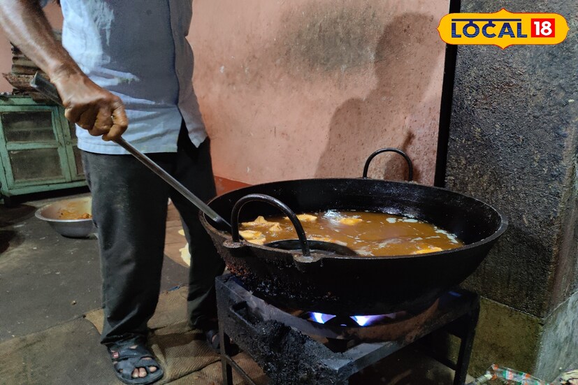 প্রতিদিন সকাল ৬ টা থেকে শুরু হয় শিঙাড়া তৈরির জন্য প্রস্তুতি। আলু সিদ্ধ করা থেকে মশলা তৈরি হয়। প্রতিদিন ১ বস্তা করে আলু সেদ্ধ করা হয় শিঙাড়া তৈরির জন্য। উনি আরও জানান যে দীর্ঘ ৩২ বছর ধরে ওঁরা এই ব্যবসার সঙ্গে যুক্ত আছেন ।