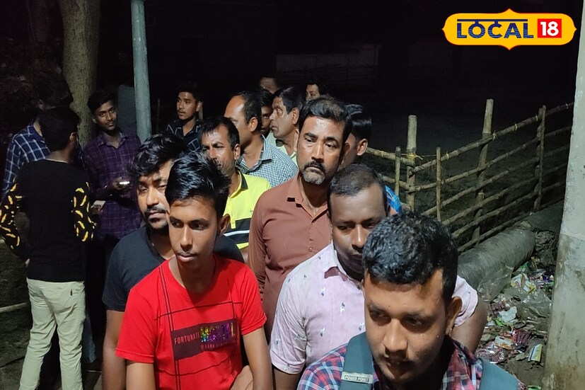 শিঙাড়ার দোকানে উপস্থিত ক্রেতারা বলেন,&quot; খুবই ভাল লাগে, সেই জন্য প্রতিদিন লাইন দিয়ে কিনি। এখানে লাইন দেওয়ার মজাই আলাদা।&quot; 