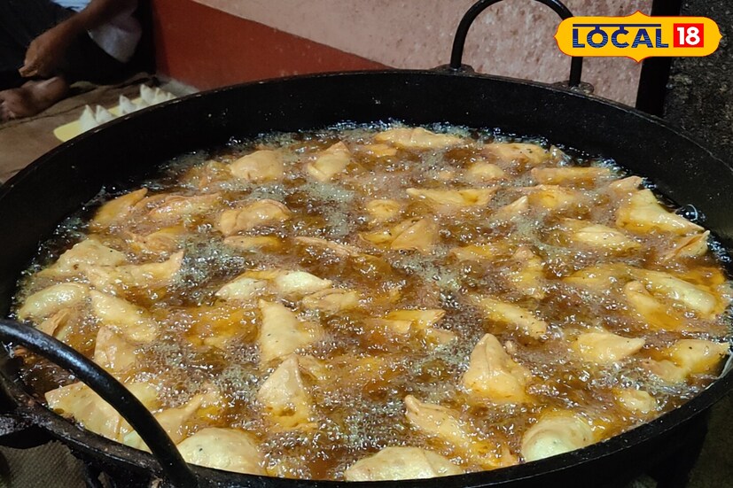 এছাড়াও বর্ধমান থেকে আসা এক ক্রেতা বলেন যে “আগেও আমি এখানকার সিঙ্গারা খেয়েছি, ভাল লাগে সেই জন্য আবার চলে এসেছি।” আর এভাবেই ক্রেতাদের মন যুগিয়ে দীর্ঘ ৩২ বছর ধরে নিজের জনপ্রিয়তা ধরে রেখেছে চাতরের এই বিখ্যাত শিঙাড়া।