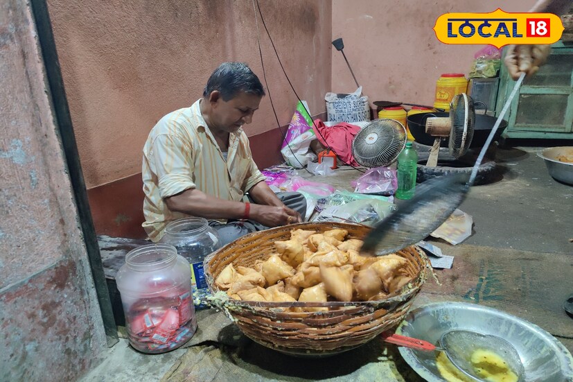 নিজেদের তৈরি শিঙাড়া প্রসঙ্গে তিনি জানান, &quot;পরিষ্কার পরিচ্ছন্ন ভাবে আমরা এই শিঙাড়া তৈরি করছি । পাঁচ জনের খেয়ে ভাল লাগছে। তাই তাঁরা আসছেন শিঙাড়া খেতে।’’