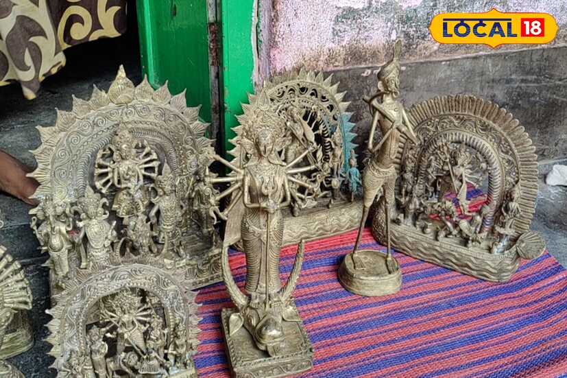 গ্রামে প্রায় ৩০০ থেকে ৩৫০ পরিবারের বসবাস, প্রত্যেকেই এই কাজের সঙ্গে যুক্ত। আপনি এই গ্রামে গেলে দেখতে পাবেন যে কী ভাবে এই ডোকরার বিভিন্ন ধরনের জিনিস শিল্পীরা তৈরি করছেন। কতটা পরিশ্রম করতে হয় একটা ডোকরার জিনিস তৈরি করতে? জানতে পারবেই এই গ্রামে গেলেই।