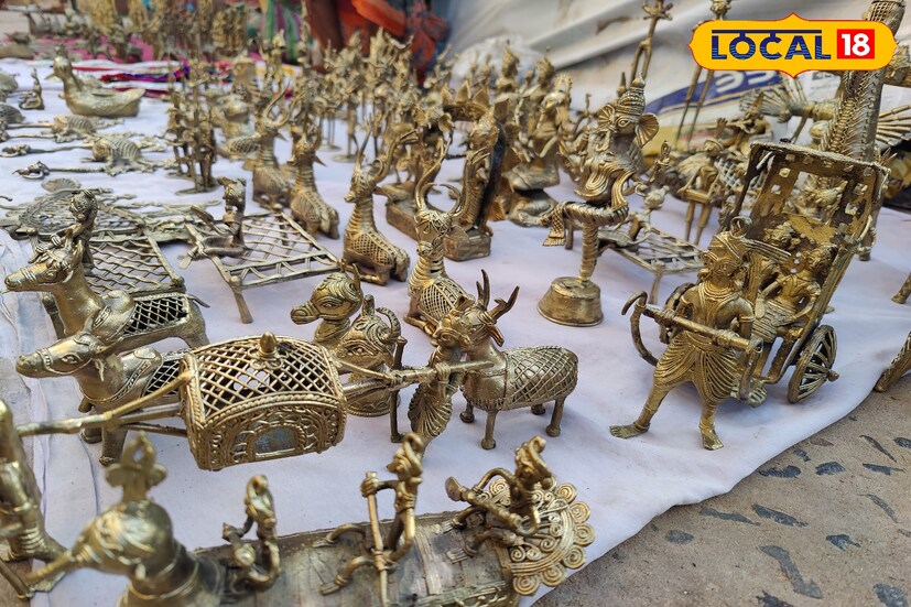 তবে থাকা অথবা খাওয়া দাওয়ার ব্যবস্থা নিয়ে চিন্তা করবেন না। এই গ্রামের মধ্যে রয়েছে স্বল্প খরচে থাকার ব্যবস্থা। গ্রামের সেক্রেটারি শুভ জানিয়েছেন , &quot;তাঁর বাড়িতেই হয়ে যাবে খাওয়া দাওয়ার ব্যবস্থা।&quot; আপনি চাইলে বাইরের অন্যান্য হোটেল থেকেও খাবার আনিয়ে নিতে পারেন। প্রায়ই এই গ্রামে দূর দূরান্ত থেকে অনেকেই আসতে থাকেন।