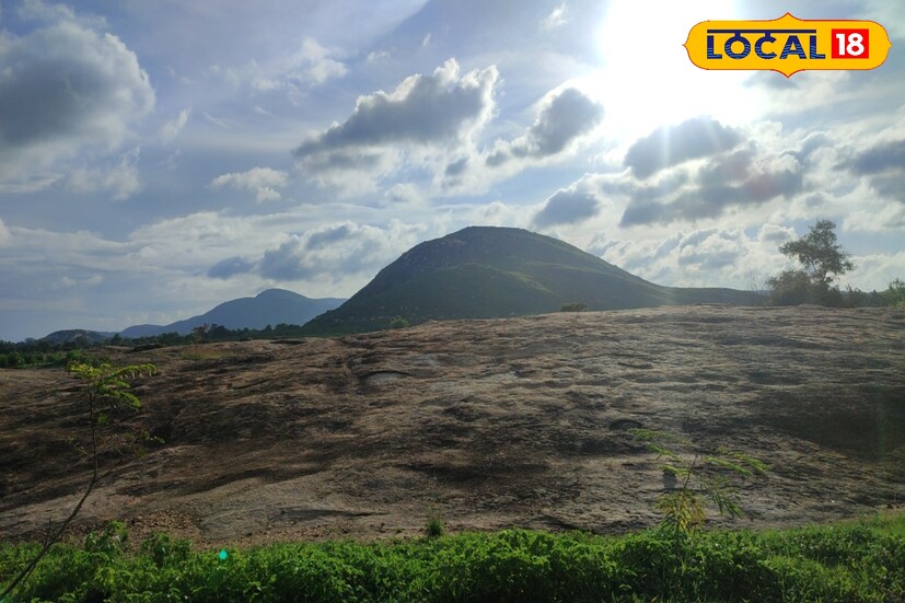 হালকা বৃষ্টির সম্ভাবনা রয়েছে একাধিক জেলায়। কোথাও কোথাও বজ্রপাতের সম্ভাবনাও রয়েছে। বৃষ্টির সম্ভাবনা কেবল পশ্চিম মেদিনীপুর, হাওড়া ও কলকাতায়।ভারী বৃষ্টি হতে পারে পূর্ব মেদিনীপুর, পশ্চিম মেদিনীপুর, উত্তর ২৪ পরগনা, দক্ষিণ ২৪ পরগনা, হাওড়া, হুগলিতে।