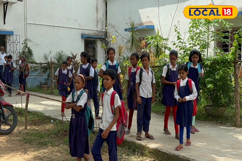 বিদ্যালয়ের বর্তমান প্রধান শিক্ষক পরিমল প্রধান বলেন, &quot;কুমুদরঞ্জন মল্লিকের খুবই অনুগত বাধ্য ছাত্র ছিলেন বিদ্রোহী কবি কাজী নজরুল ইসলাম। তিনি ১৯১১ - ১৯১২ সাল সময়কালে খুবই সুনামের সঙ্গে এই বিদ্যালয়ে পড়াশোনা করেছেন। এই বিষয়টি খুবই ঐতিহ্যপূর্ণ।&quot;
