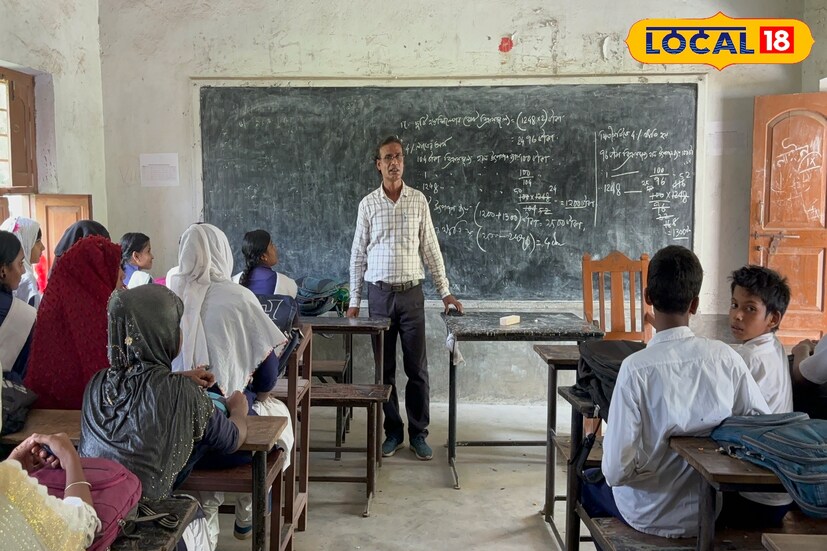 পূর্ব বর্ধমানের মঙ্গোলকোটের এই বিদ্যালয়টির নাম মাথরুন নবীনচন্দ্র বিদ্যায়তন। বিদ্রোহী কবির সেই স্মৃতি আকড়ে আজও দাড়িয়ে রয়েছে এই বিদ্যালয়।