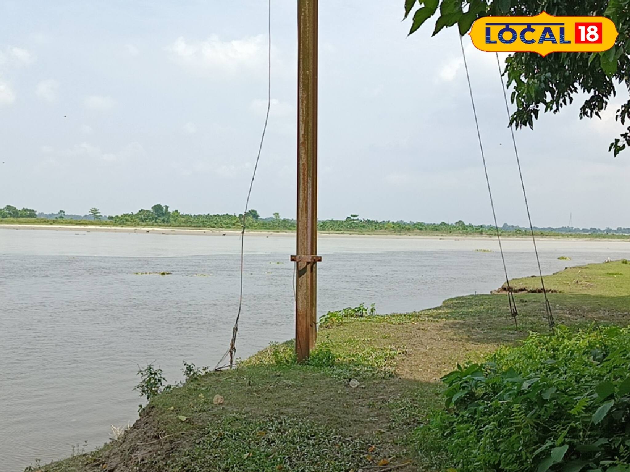 নদী ভাঙনের মুখে বিদ্যুতের খুঁটি! আতঙ্কের প্রহর গুনছেন স্থানীয়রা