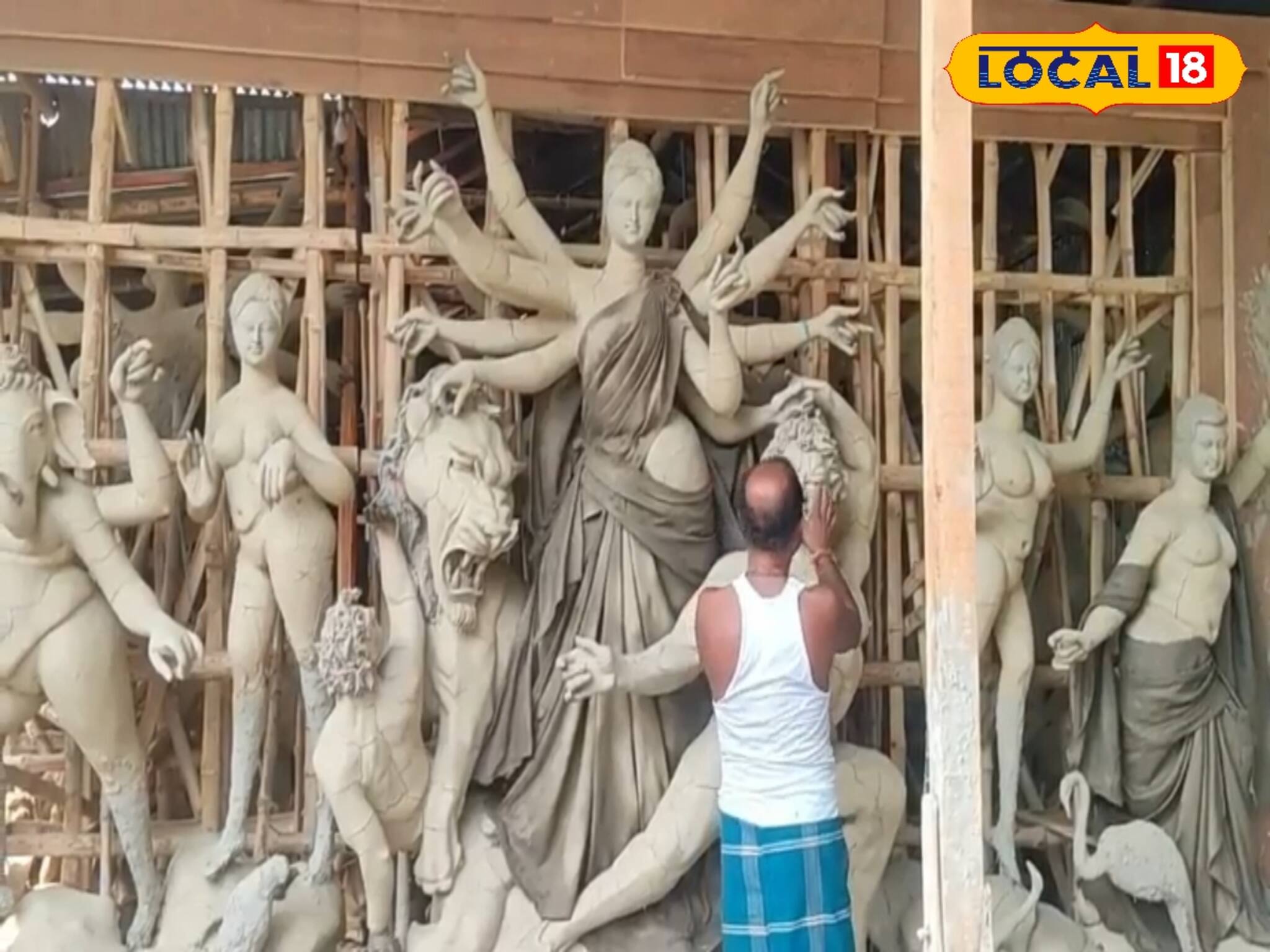 পুজো আসছে! বৃষ্টি উপেক্ষা করেই চলছে জোর কদমে দুর্গা প্রতিমা তৈরির কাজ