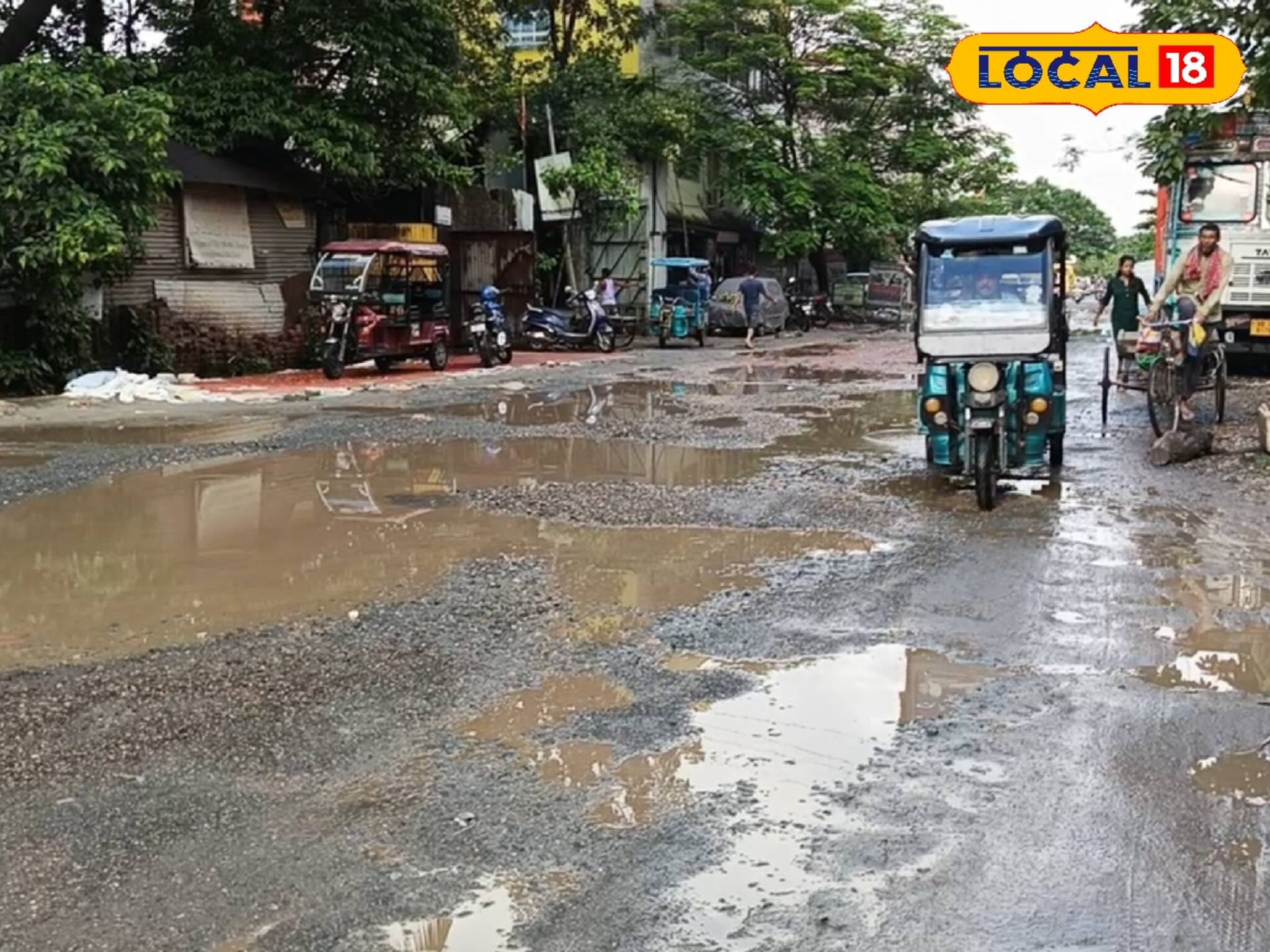 শহরের ব্যস্ততম রাস্তার বেহাল দশা, প্রাণ হাতে নিয়ে যাতায়াত