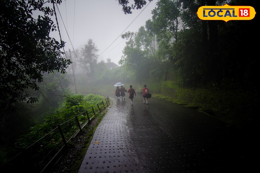 হাওয়া অফিস বলছে, বৃহস্পতিবার, শুক্রবার ও শনিবার দার্জিলিং, জলপাইগুড়ি, কালিম্পং, আলিপুরদুয়ার ও কোচবিহারে ভারী থেকে অতিভারী বৃষ্টি হতে পারে। যে কারণে কমলা সতর্কবার্তা জারি করা হয়েছে। রবিবার এই পাঁচ জেলায় ভারী বৃষ্টির সম্ভাবনা নেই। 