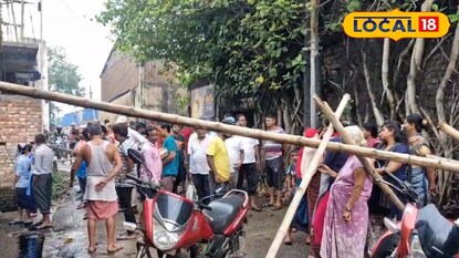 এলাকায় জলমুক্ত করতে রাস্তায় ব্যারিকেড স্থানীয়দের এলাকায় জলমুক্ত করতে রাস্তায় ব্যারিকেড স্থানীয়দের