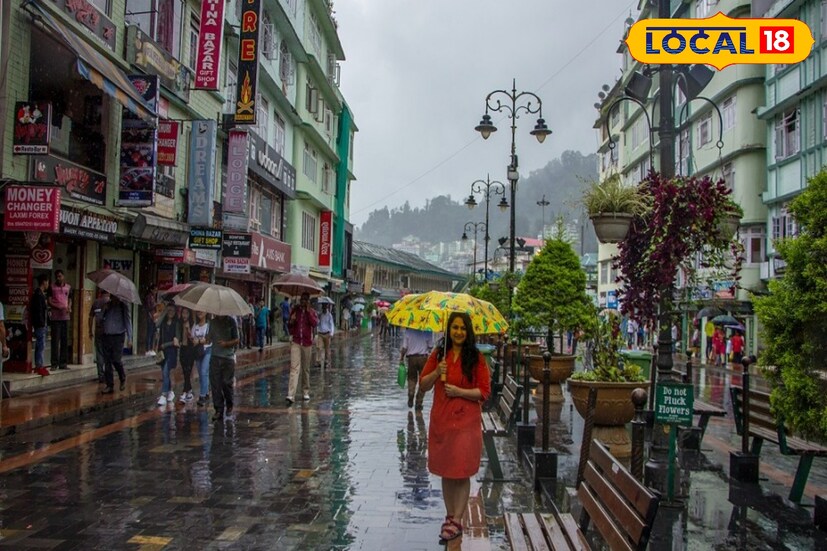 উত্তরবঙ্গের জেলাগুলিতেও ঝড়বৃষ্টির পূর্বাভাস জারি করা হয়েছে। আগামী ১১ জুলাই পর্যন্ত বৃষ্টি হতে পারে। আজ দার্জিলিং, কালিম্পং জলপাইগুড়ি, আলিপুরদুয়ার, কোচবিহারে ভারী থেকে অতিভারী বৃষ্টির পূর্বাভাস রয়েছে।