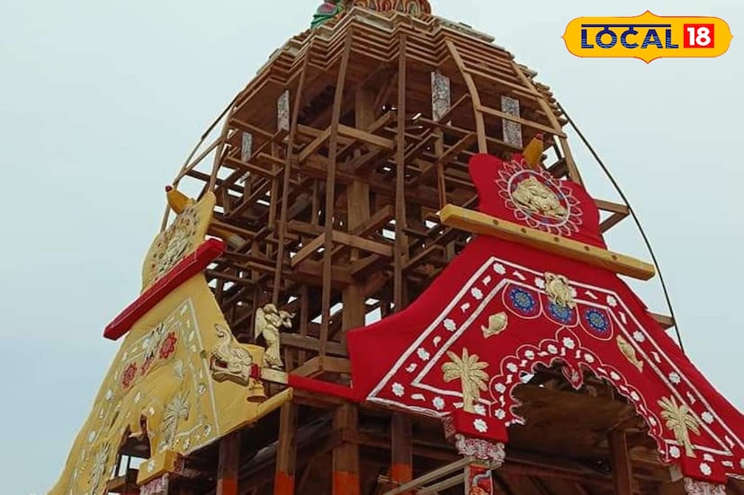 সুভদ্রার রথের নাম হল দেবদলনঃ উচ্চতা-১২.৯ মিটার। কাঠের টুকরো-৫৯৩টি। ধ্বজার/পতাকার নাম নাদম্বিক। রথের কাপড়ের রং- লাল কালো। চাকা-১৪ টি। ৫৯৩টি টুকরো কাঠ দিয়ে তৈরি এই রথের উচ্চতা ৪২’৩” বা ১২.৯ মিটার এবং দৈর্ঘ্য-প্রস্থ ৩১’৬” x ৩১’৬”। চাকার সংখ্যা ১২। ধ্বজার পাশের পাখি দুটির নাম শ্রুতি ও স্মৃতি। রথটি লাল ও কালো কাপড়ে ঢাকা। ন’জন পার্শ্বদেবী হলেন : চন্ডী, চামুণ্ডা, মঙ্গলা, উগ্রতারা, বনদুর্গা, শূলিদুর্গা, শ্যামাকালী, বিমলা ও বরাহি।