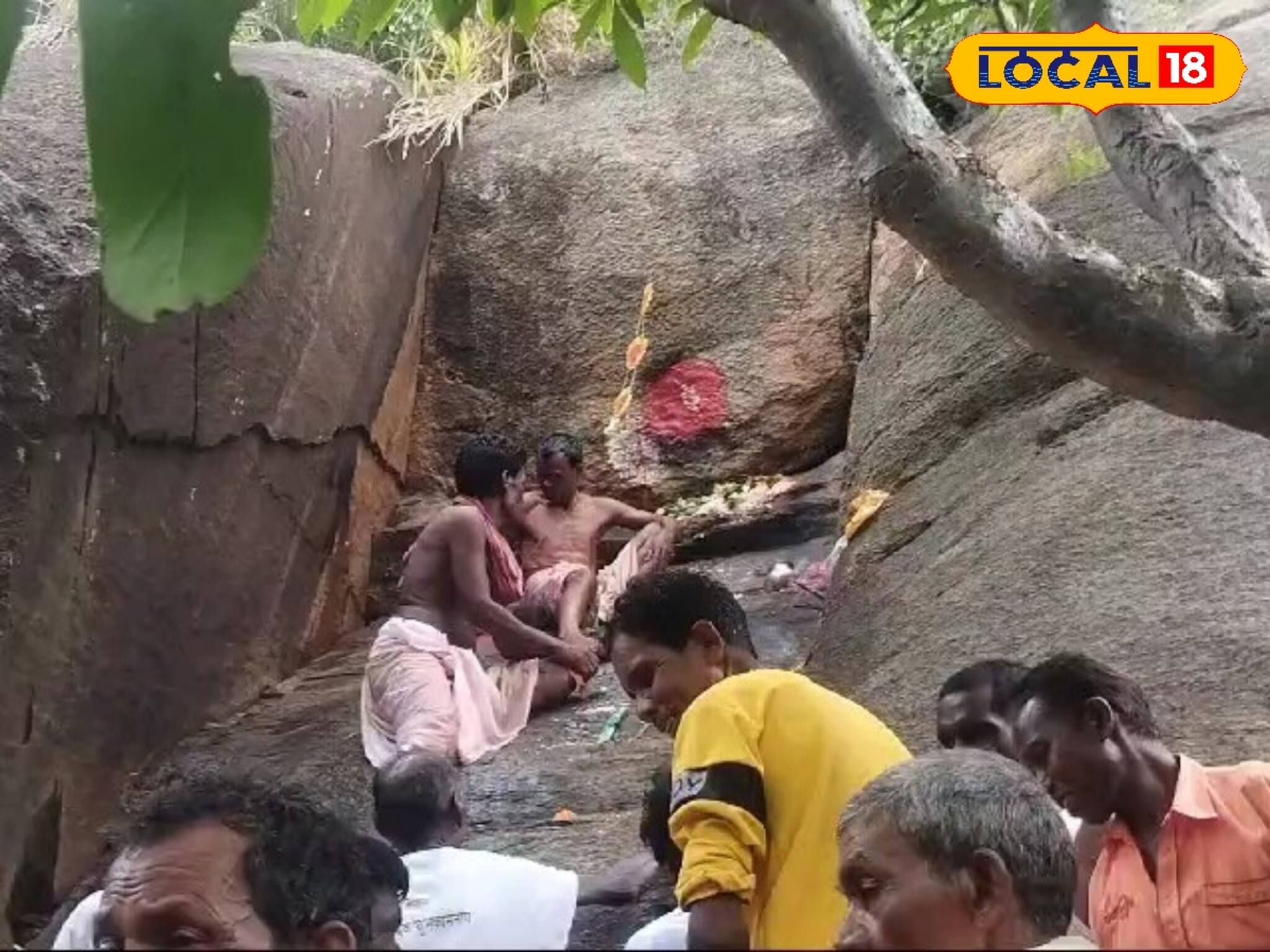 Jhargram News: পরম্পরা মেনে জঙ্গলমহলে পালিত হয় পাহাড় পুজো, জানুন ইতিহাস