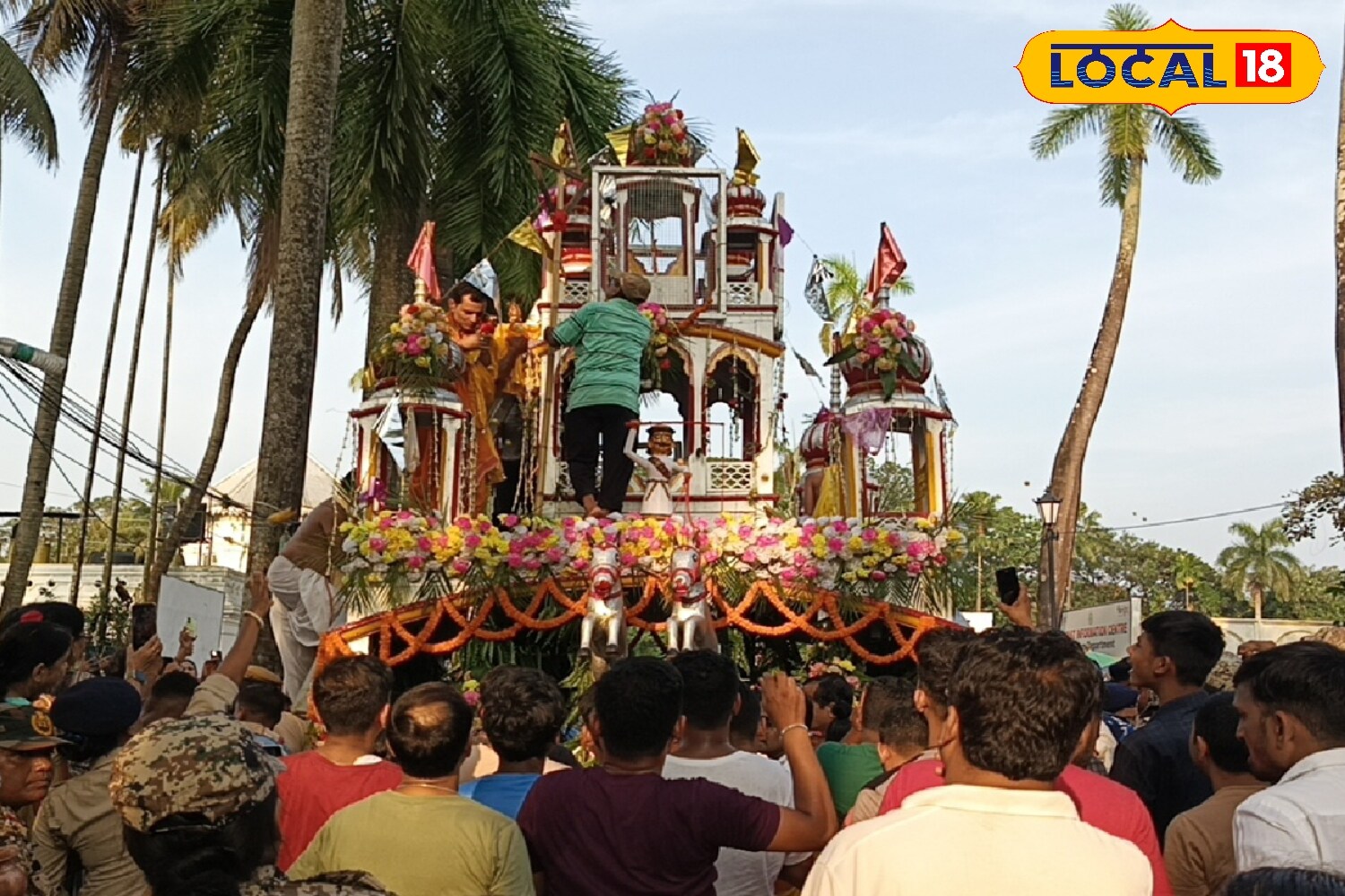 রাজ আমলে স্থাপিত হয় কোচবিহার মদনমোহন বাড়ি। সেই সময় থেকেই কোচবিহারে রথের মেলার আয়োজন করা হয় মদনমোহন বাড়িতে। বহু দর্শনার্থীর ভিড় জমে এই দিনে মদনমোহন বাড়িতে।