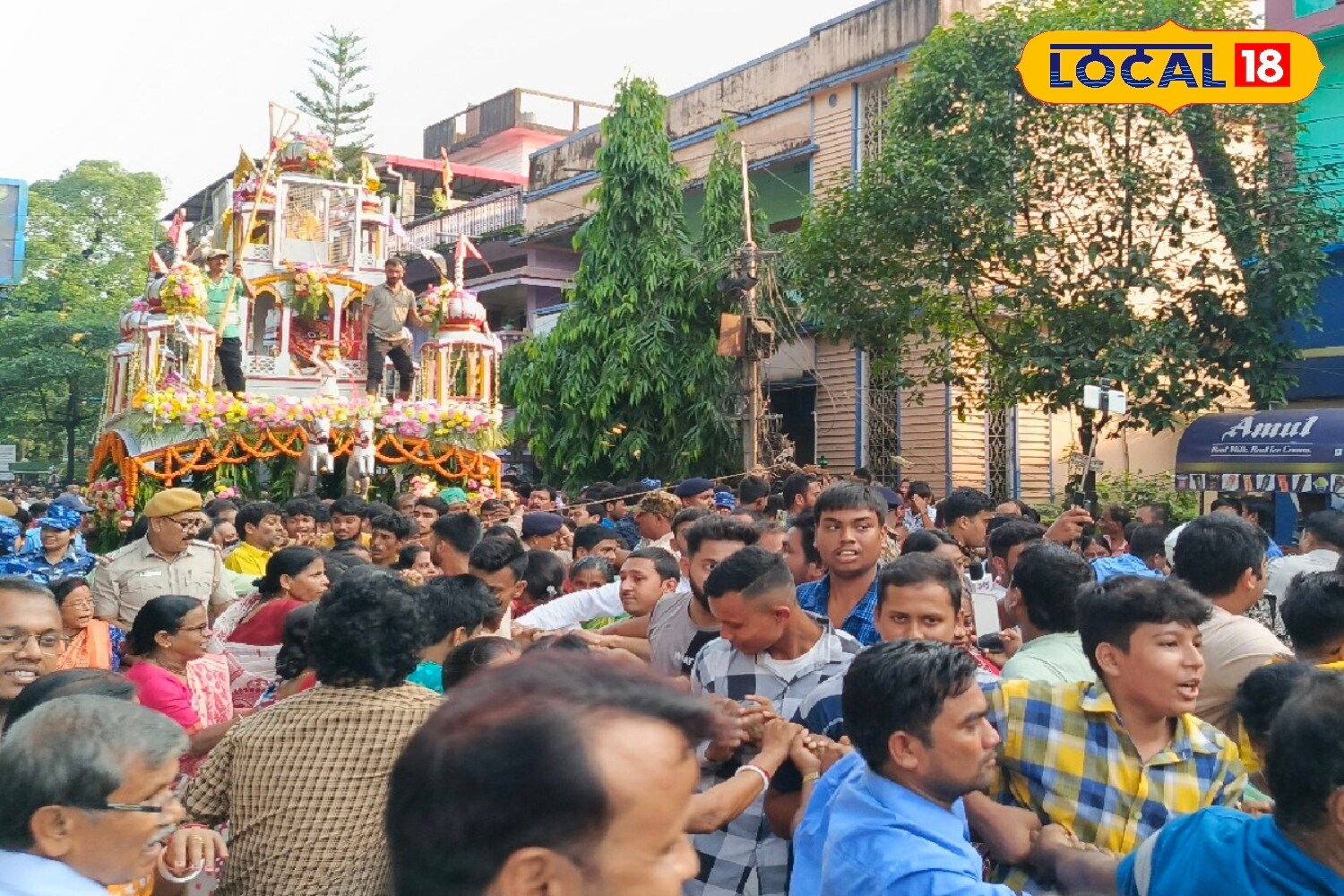 এই বিশেষ দিনে দূর-দুরন্ত থেকে প্রচুর সংখ্যক দর্শনার্থী ও পুণ্যার্থীদের ভিড় জমে মদনমোহন বাড়ির সামনে। রাজ আমলের প্রথা মেনে সকল পুজো শেষে মদনমোহন দেবকে তোলা হয় রথের মধ্যে।